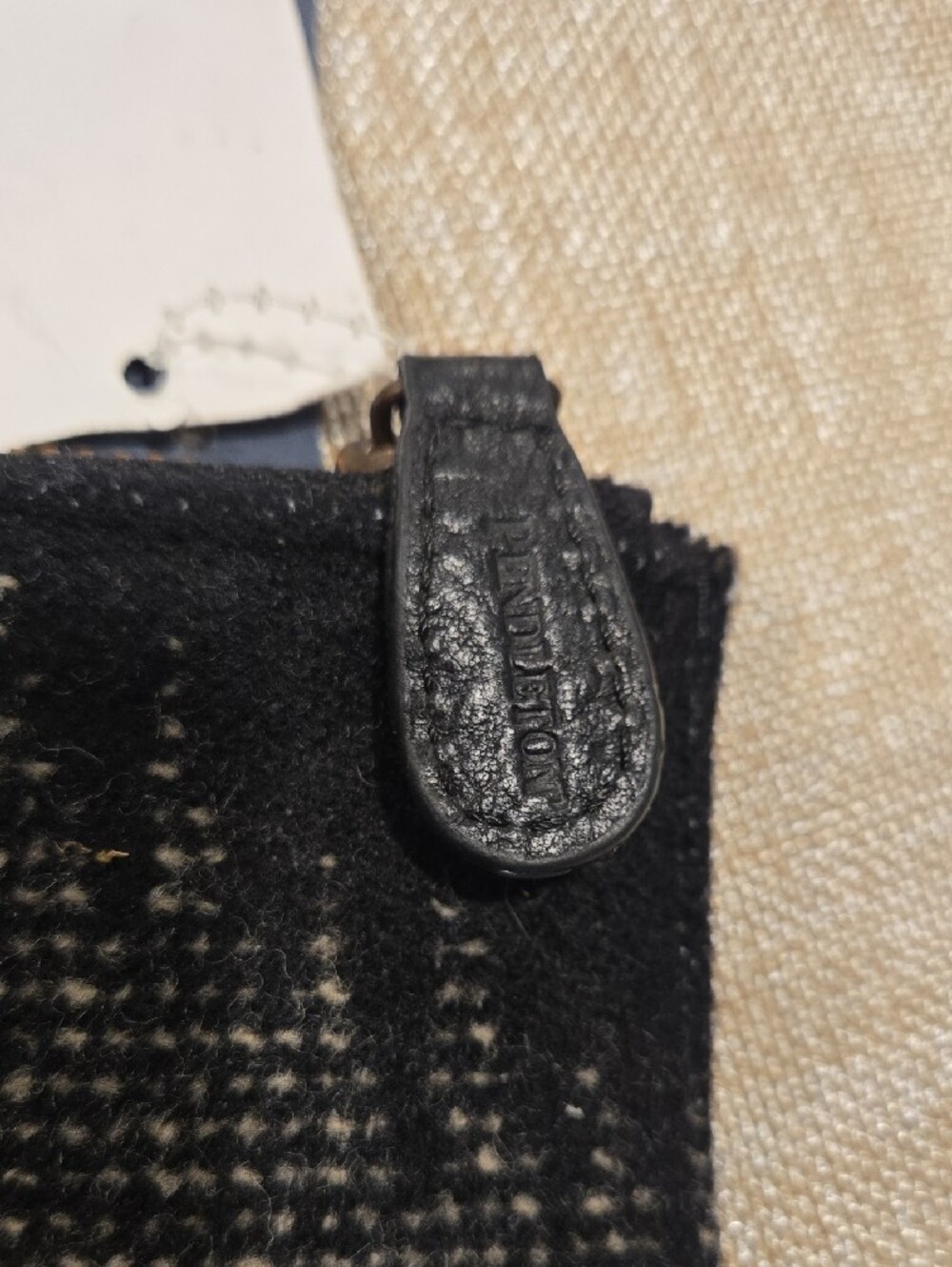 Pendleton Black and Cream Wool Mini Zip Pouch NWT 5"x3.75" - Picture 4 of 6